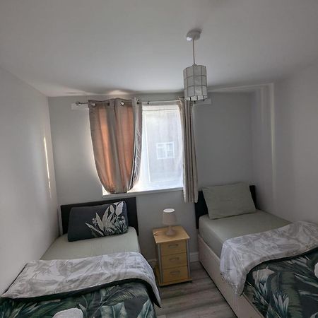 A&A Apartment Basildon Nevendon Bagian luar foto