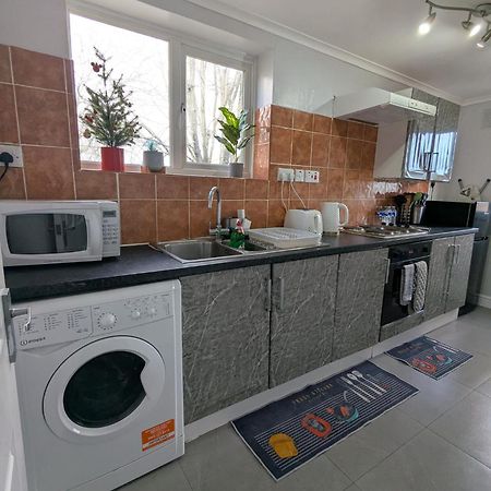 A&A Apartment Basildon Nevendon Bagian luar foto