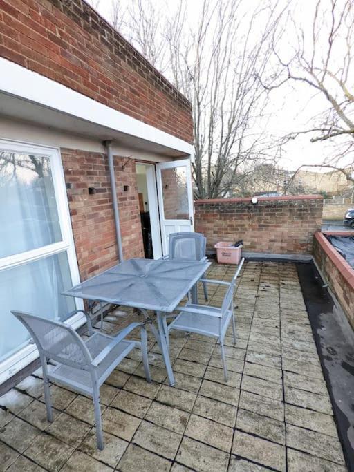 A&A Apartment Basildon Nevendon Bagian luar foto