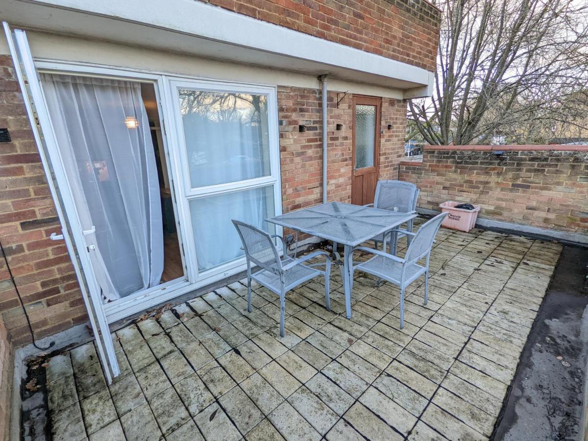 A&A Apartment Basildon Nevendon Bagian luar foto