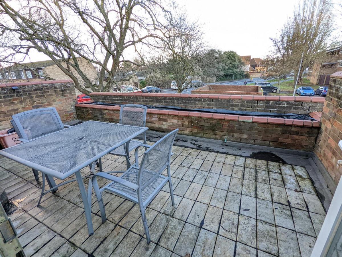 A&A Apartment Basildon Nevendon Bagian luar foto