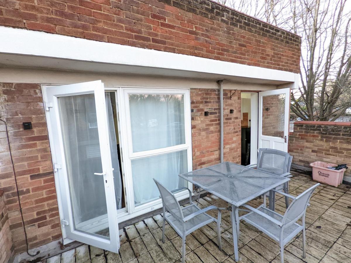 A&A Apartment Basildon Nevendon Bagian luar foto