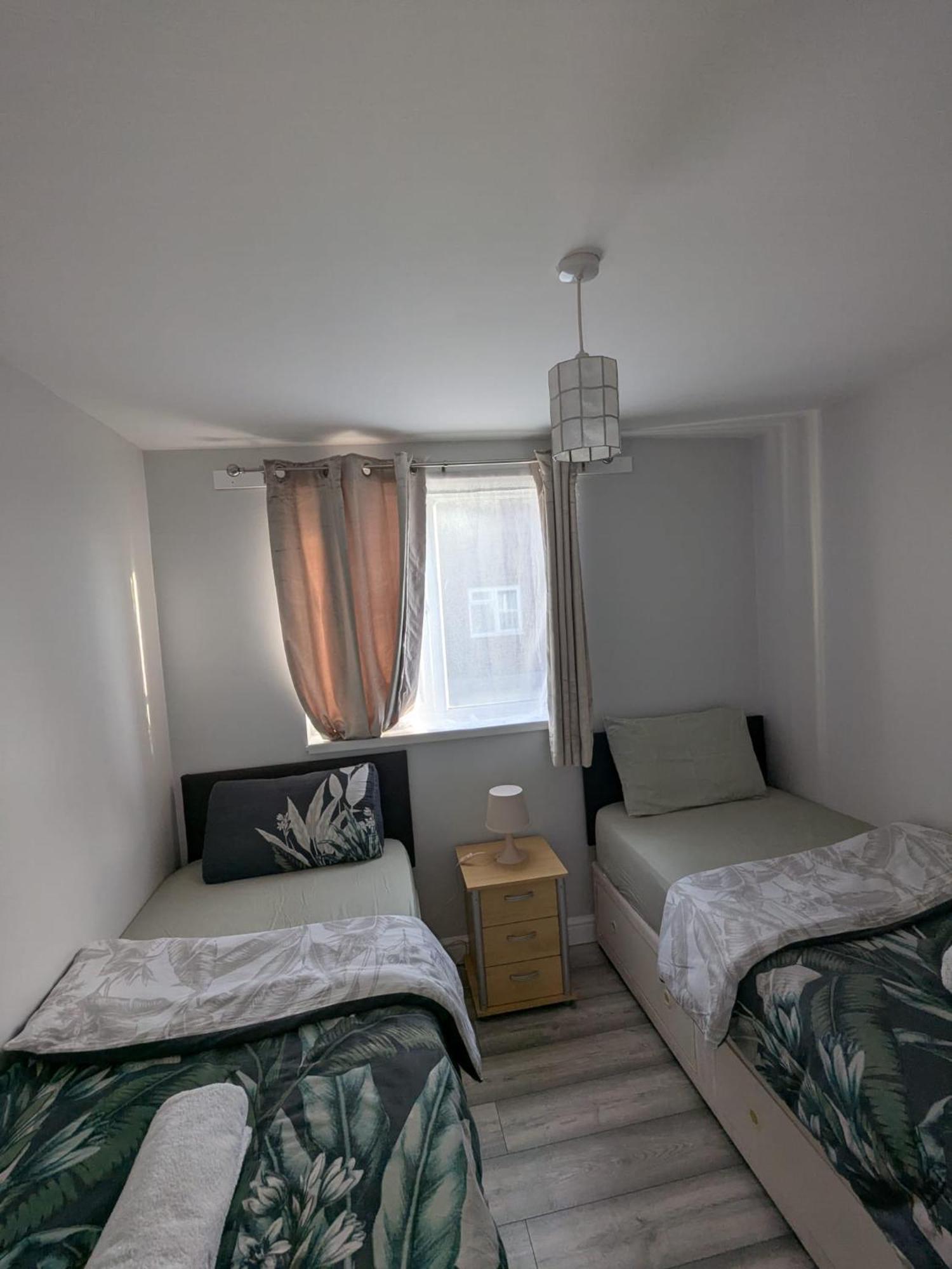 A&A Apartment Basildon Nevendon Bagian luar foto