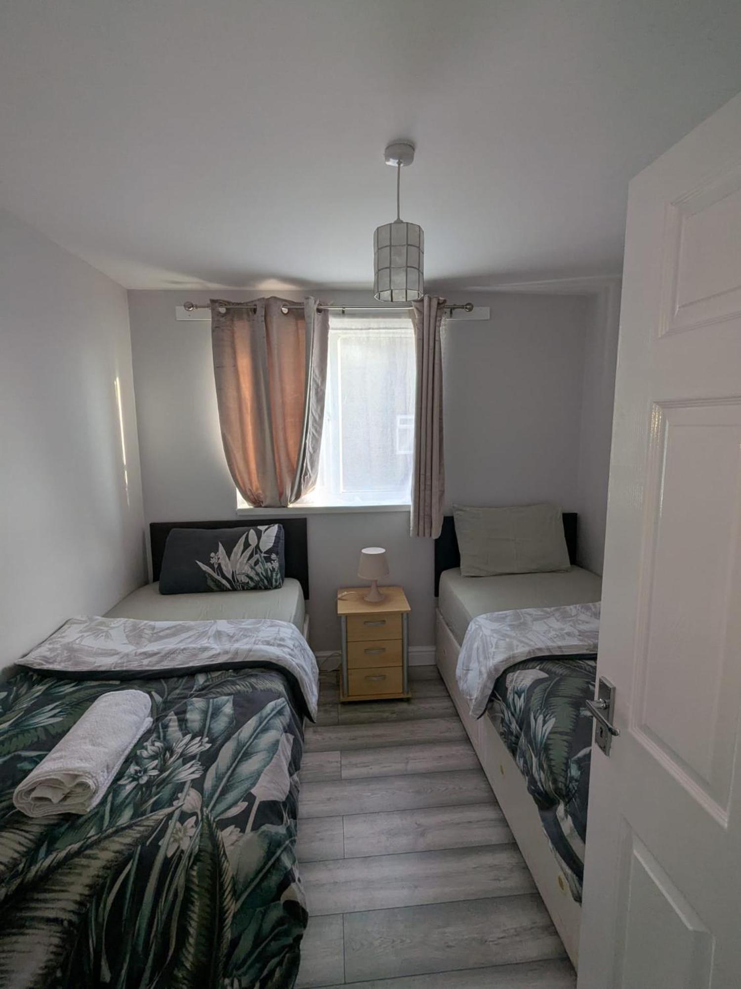 A&A Apartment Basildon Nevendon Bagian luar foto