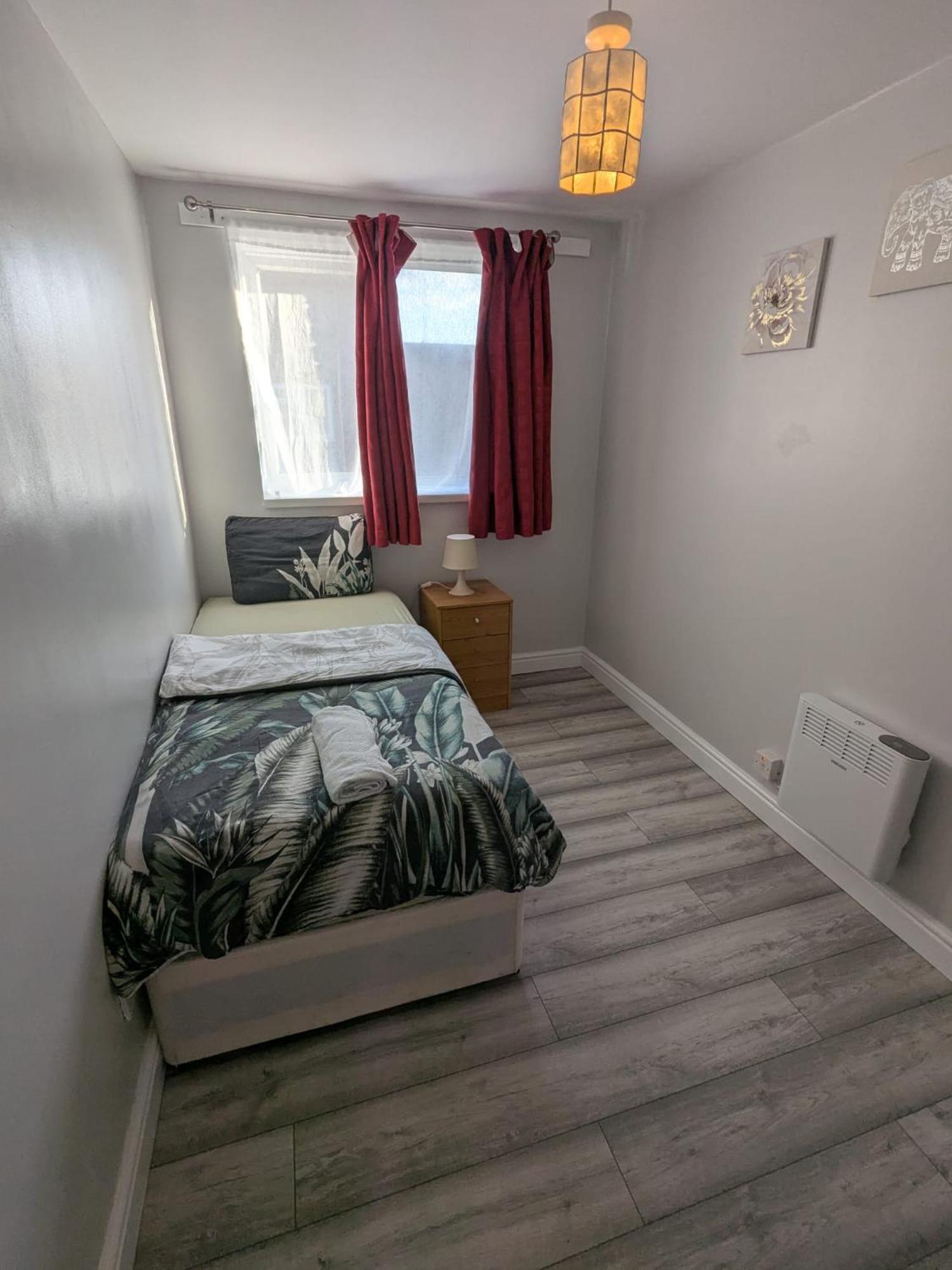 A&A Apartment Basildon Nevendon Bagian luar foto