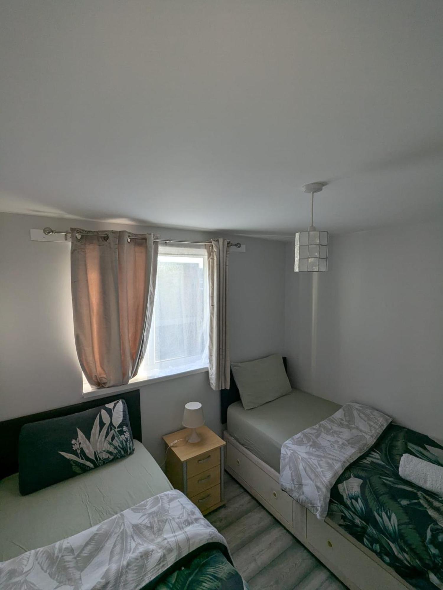 A&A Apartment Basildon Nevendon Bagian luar foto