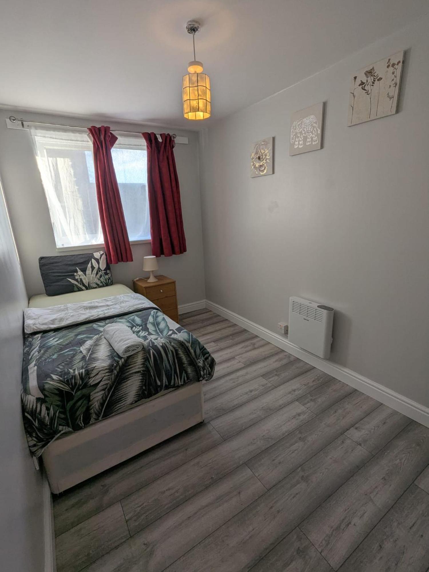 A&A Apartment Basildon Nevendon Bagian luar foto