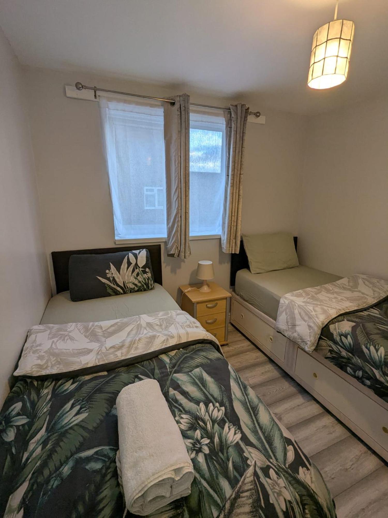 A&A Apartment Basildon Nevendon Bagian luar foto