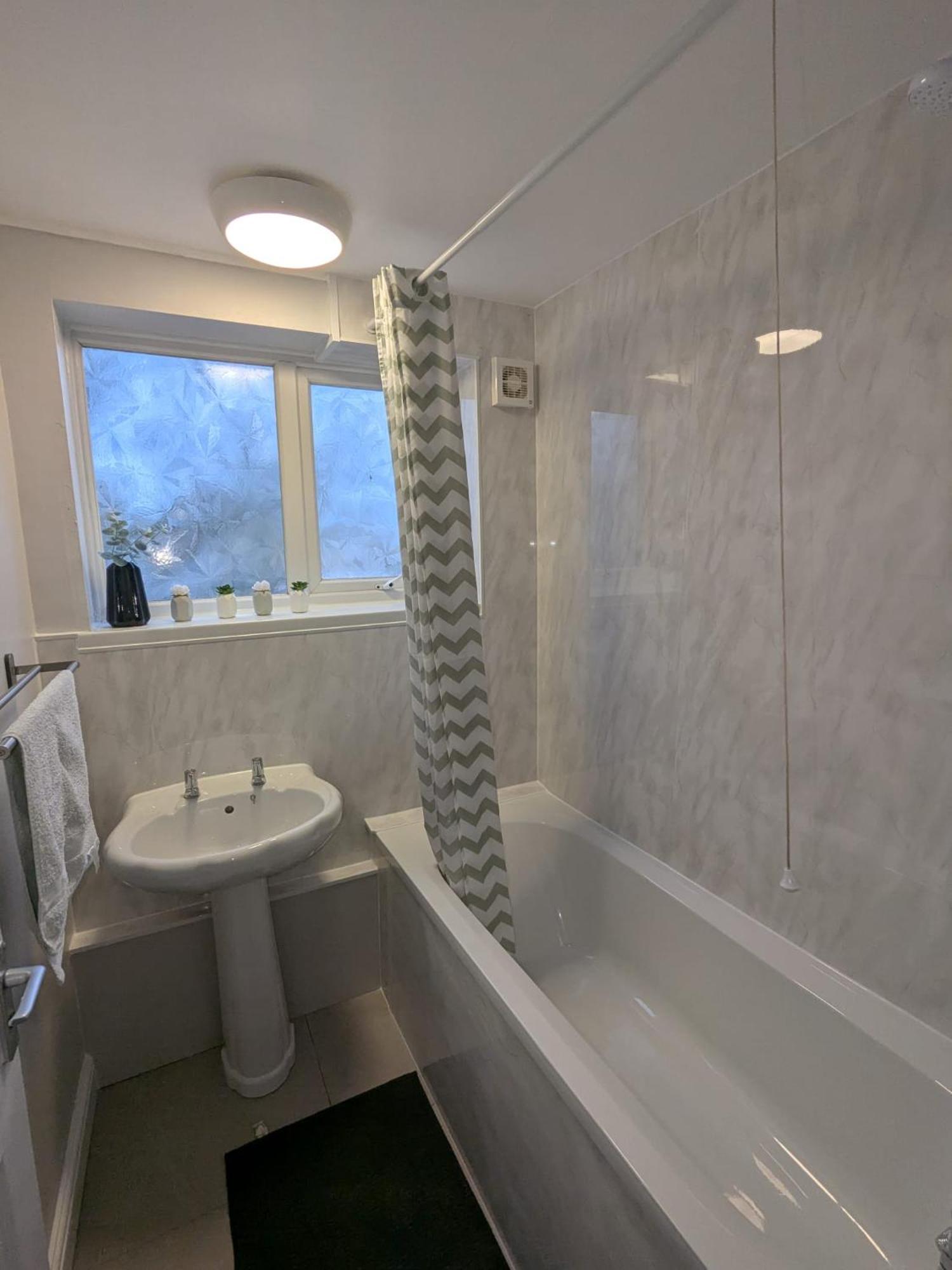 A&A Apartment Basildon Nevendon Bagian luar foto