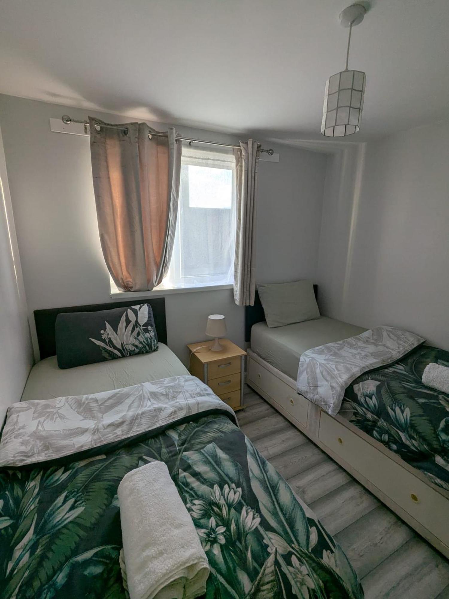 A&A Apartment Basildon Nevendon Bagian luar foto