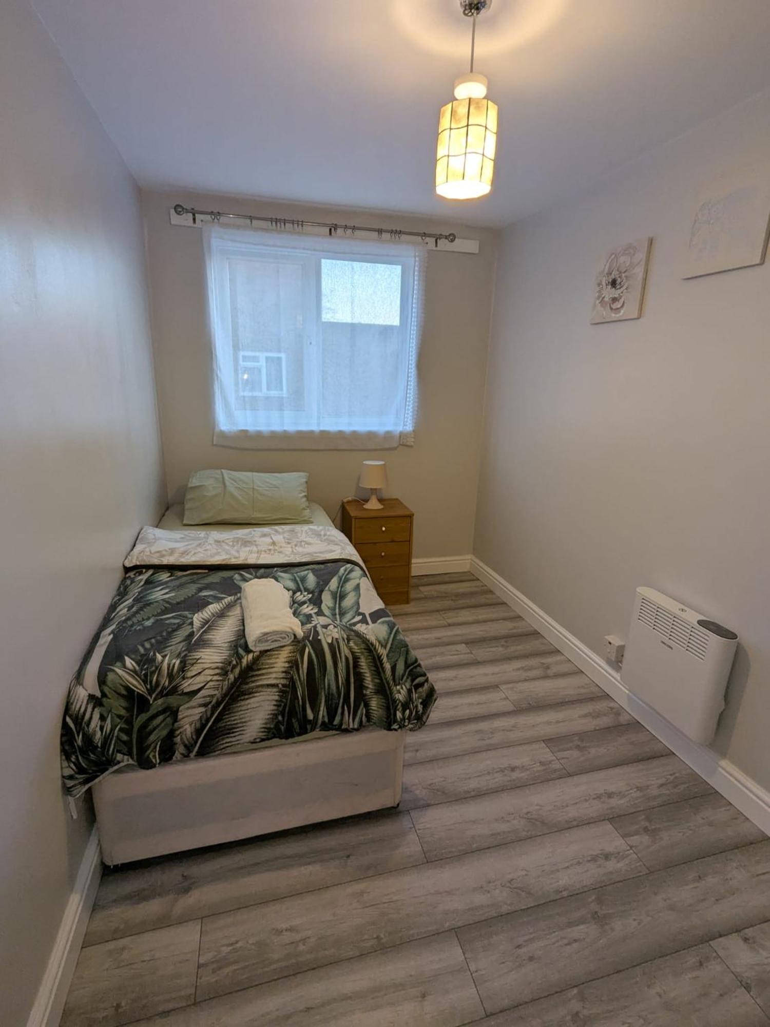 A&A Apartment Basildon Nevendon Bagian luar foto