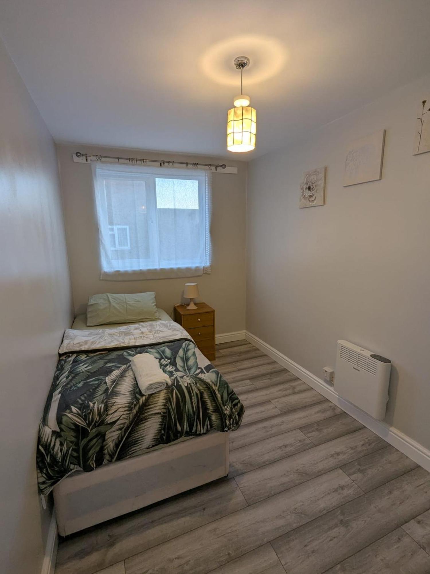 A&A Apartment Basildon Nevendon Bagian luar foto