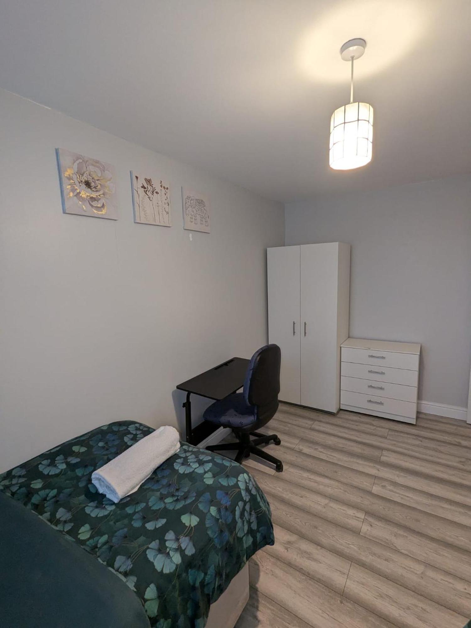 A&A Apartment Basildon Nevendon Bagian luar foto