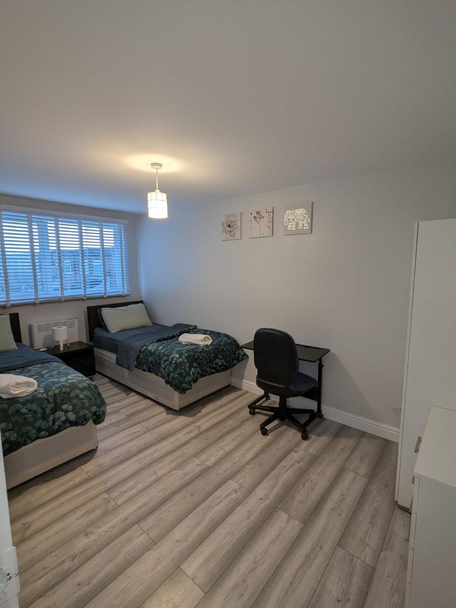 A&A Apartment Basildon Nevendon Bagian luar foto