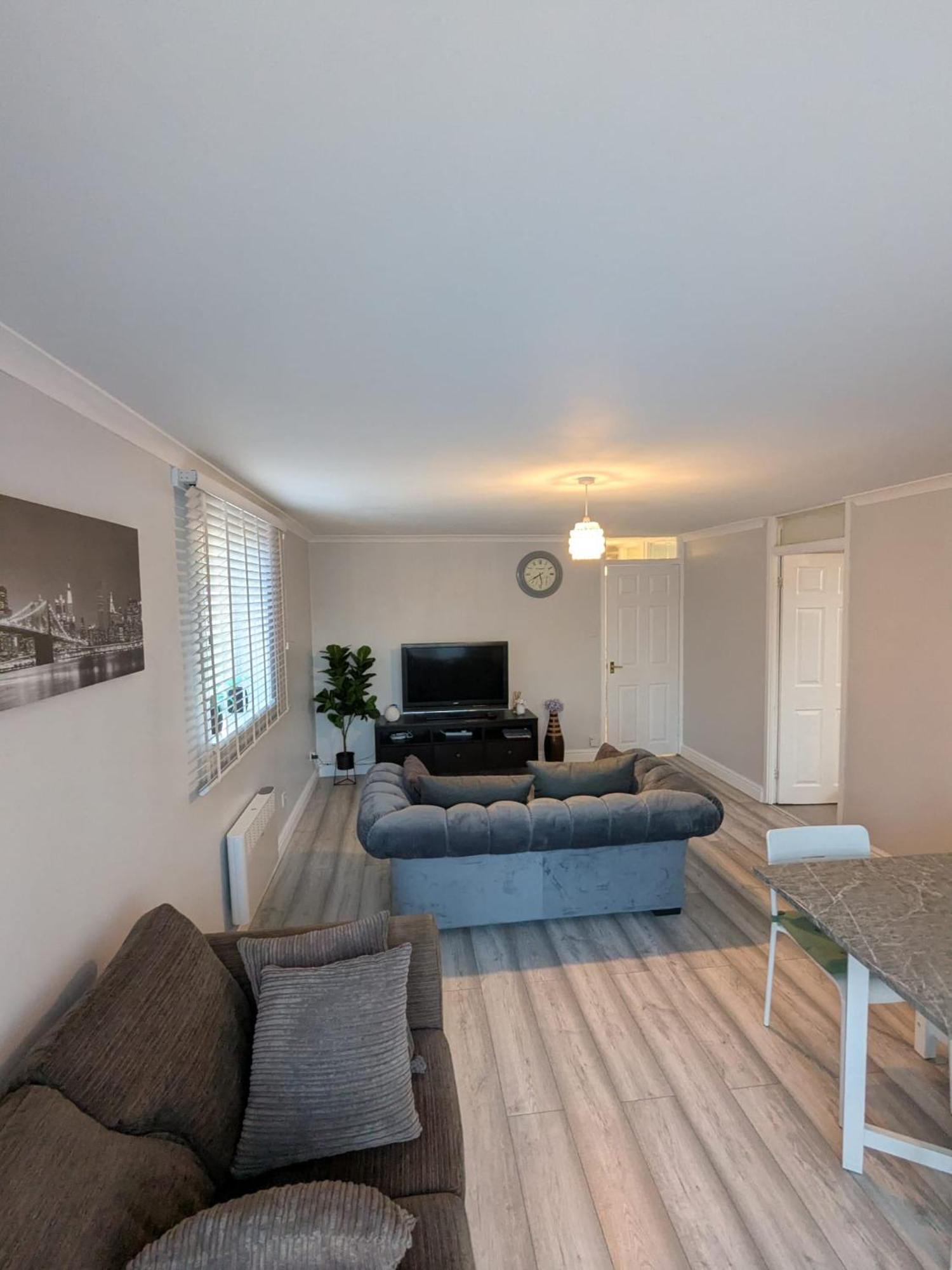A&A Apartment Basildon Nevendon Bagian luar foto