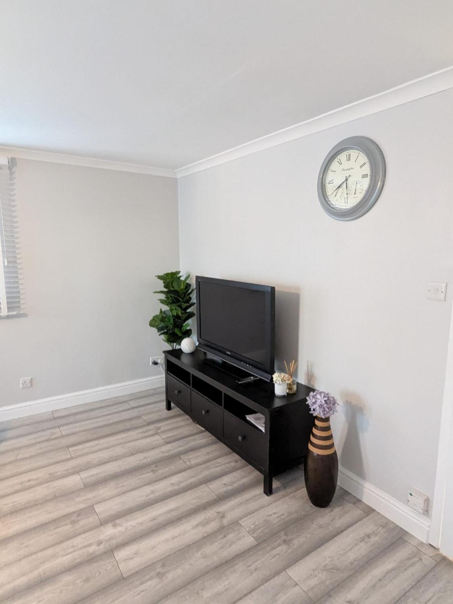A&A Apartment Basildon Nevendon Bagian luar foto