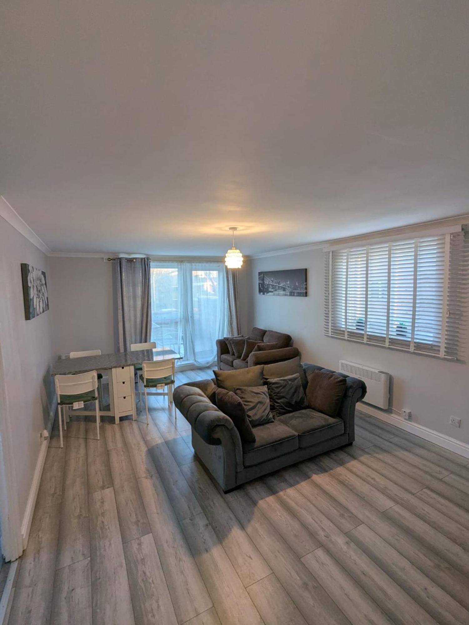 A&A Apartment Basildon Nevendon Bagian luar foto