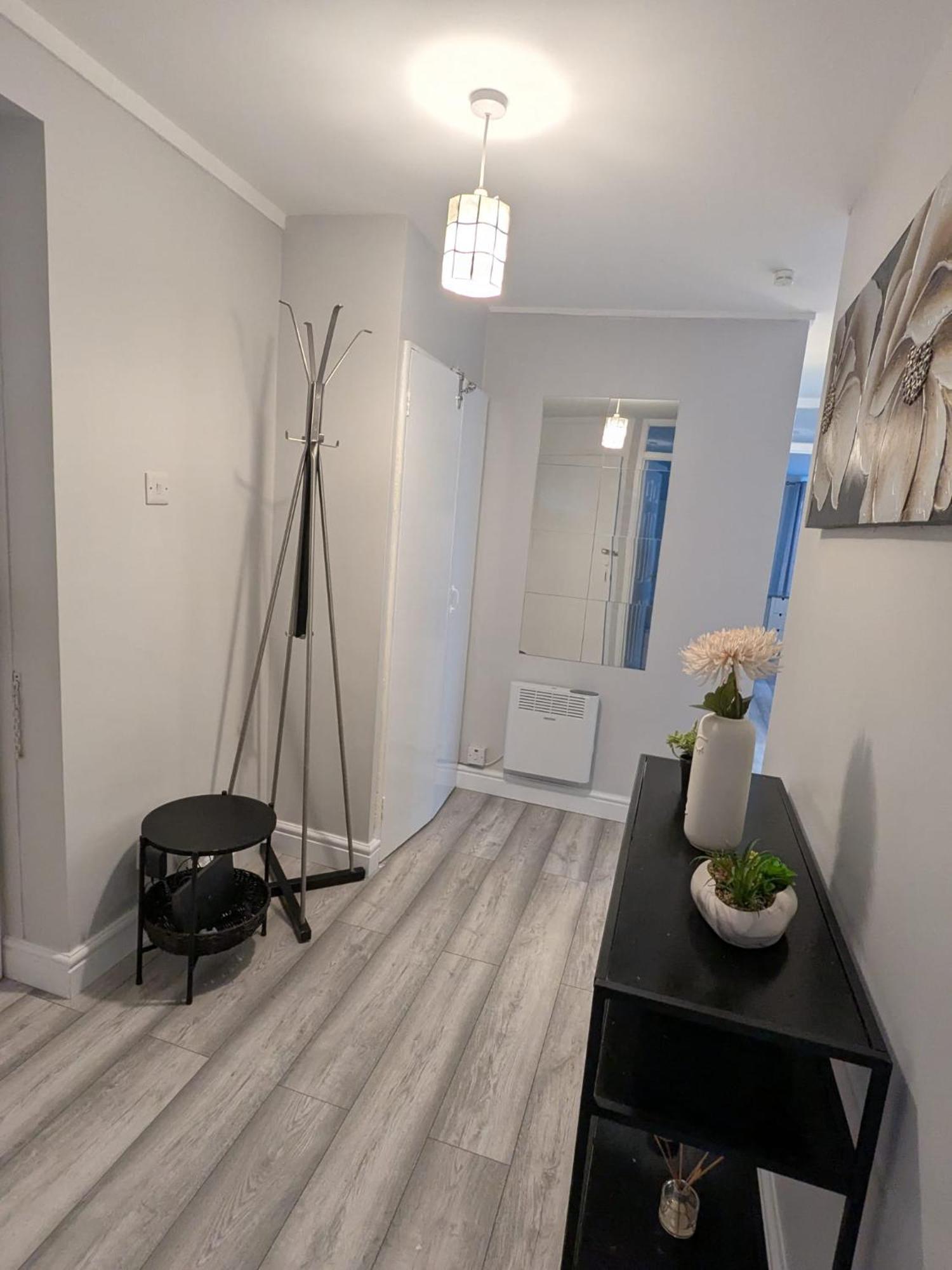 A&A Apartment Basildon Nevendon Bagian luar foto