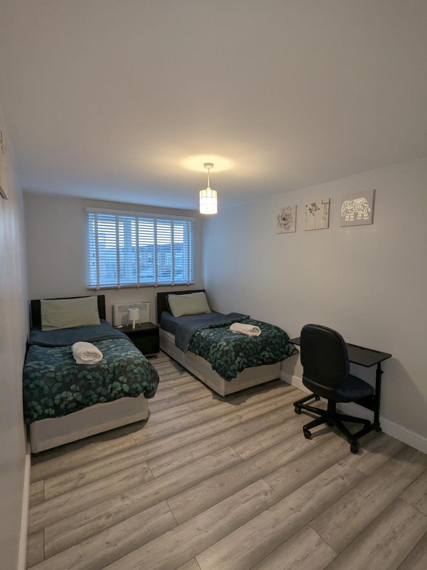 A&A Apartment Basildon Nevendon Bagian luar foto