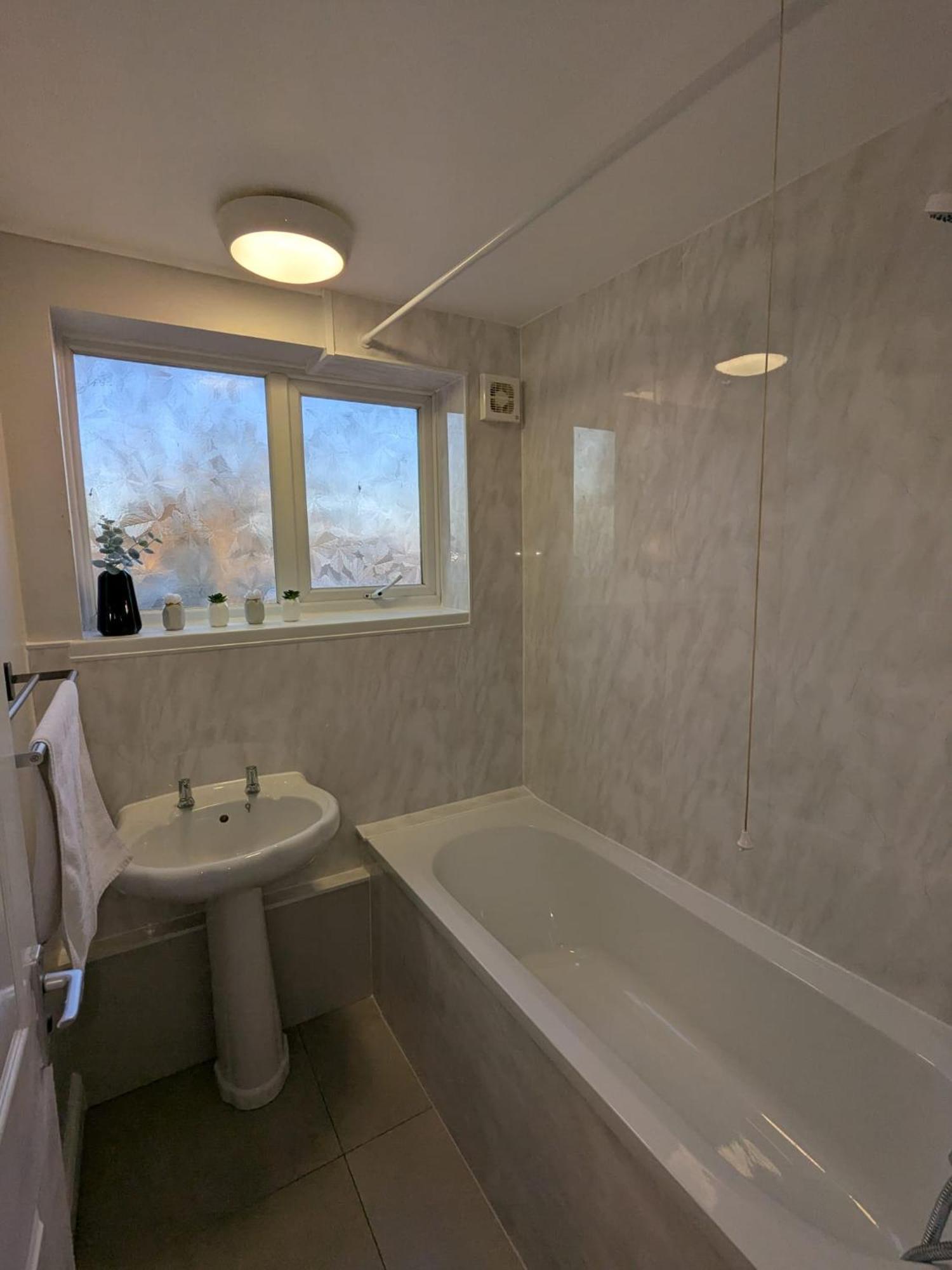 A&A Apartment Basildon Nevendon Bagian luar foto