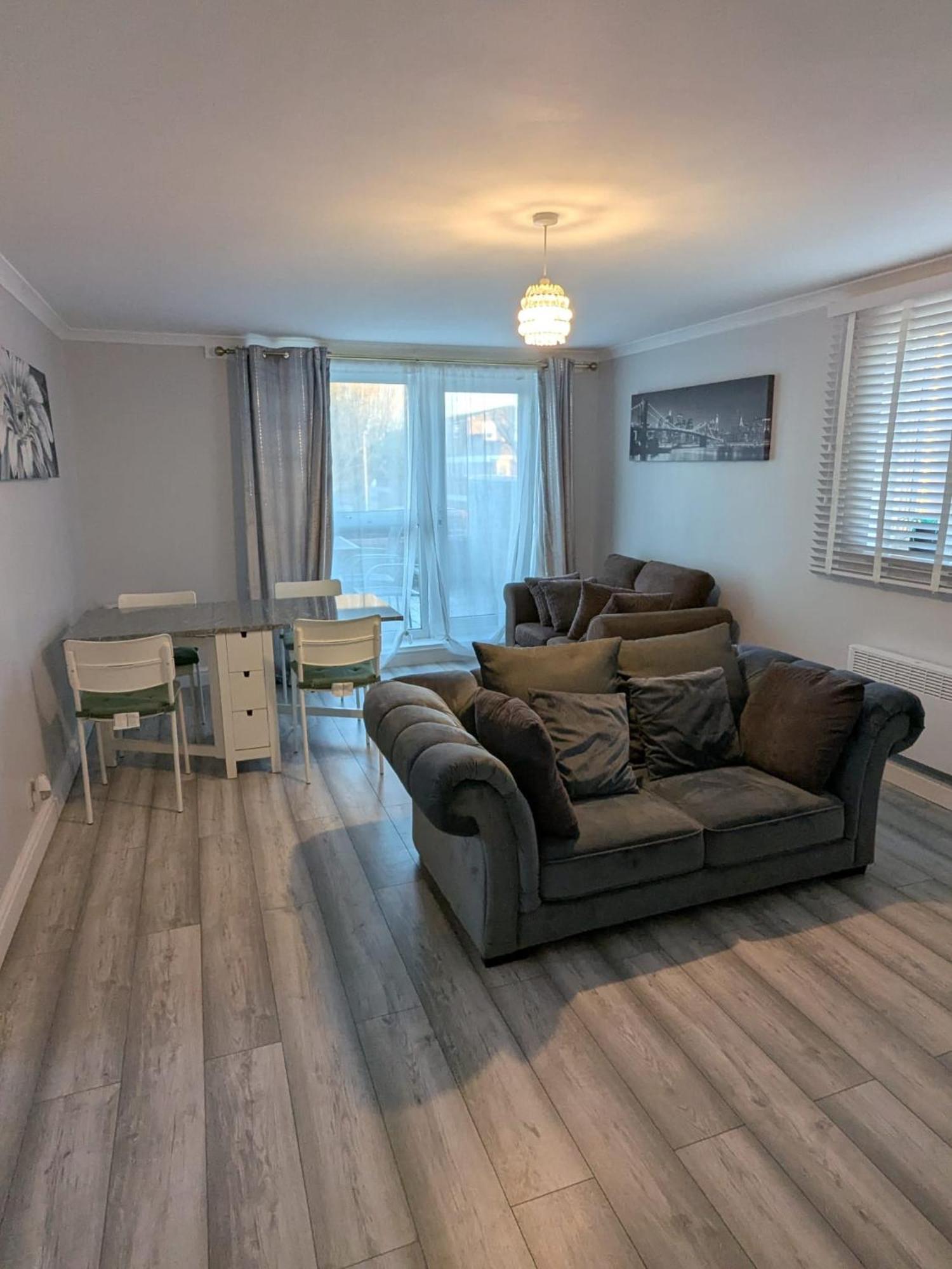 A&A Apartment Basildon Nevendon Bagian luar foto