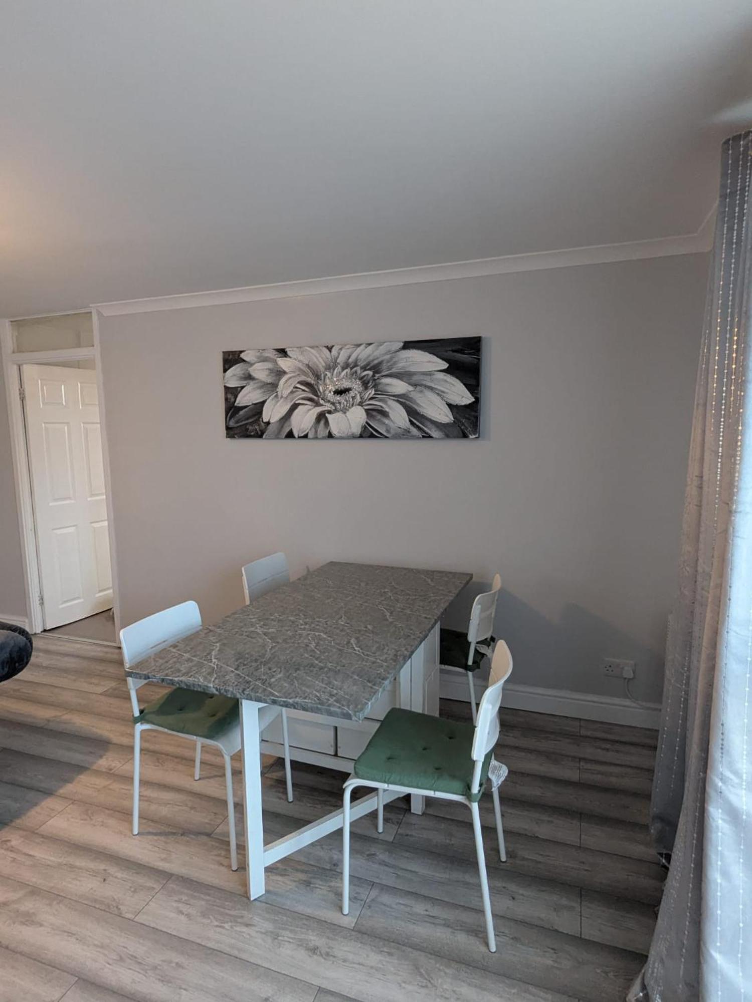 A&A Apartment Basildon Nevendon Bagian luar foto