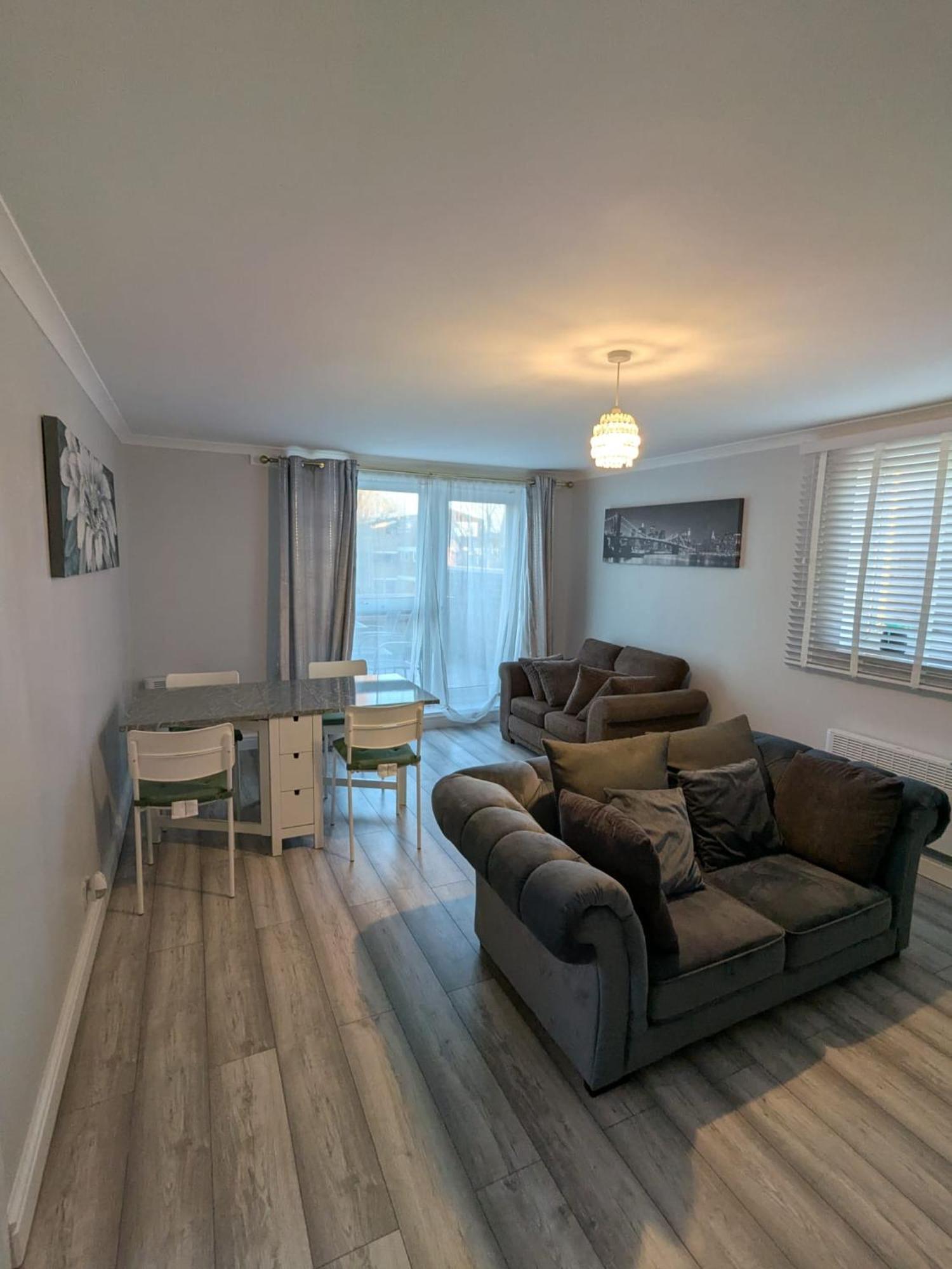 A&A Apartment Basildon Nevendon Bagian luar foto