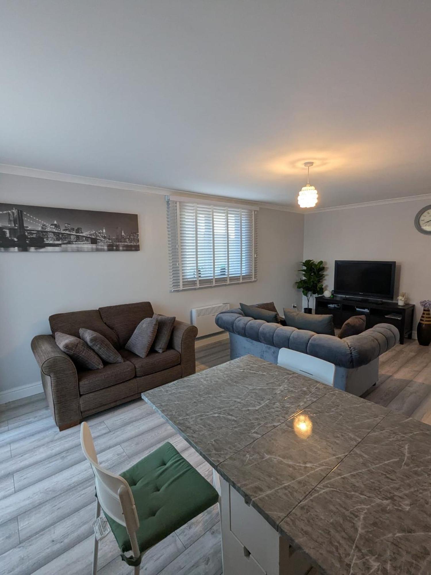 A&A Apartment Basildon Nevendon Bagian luar foto