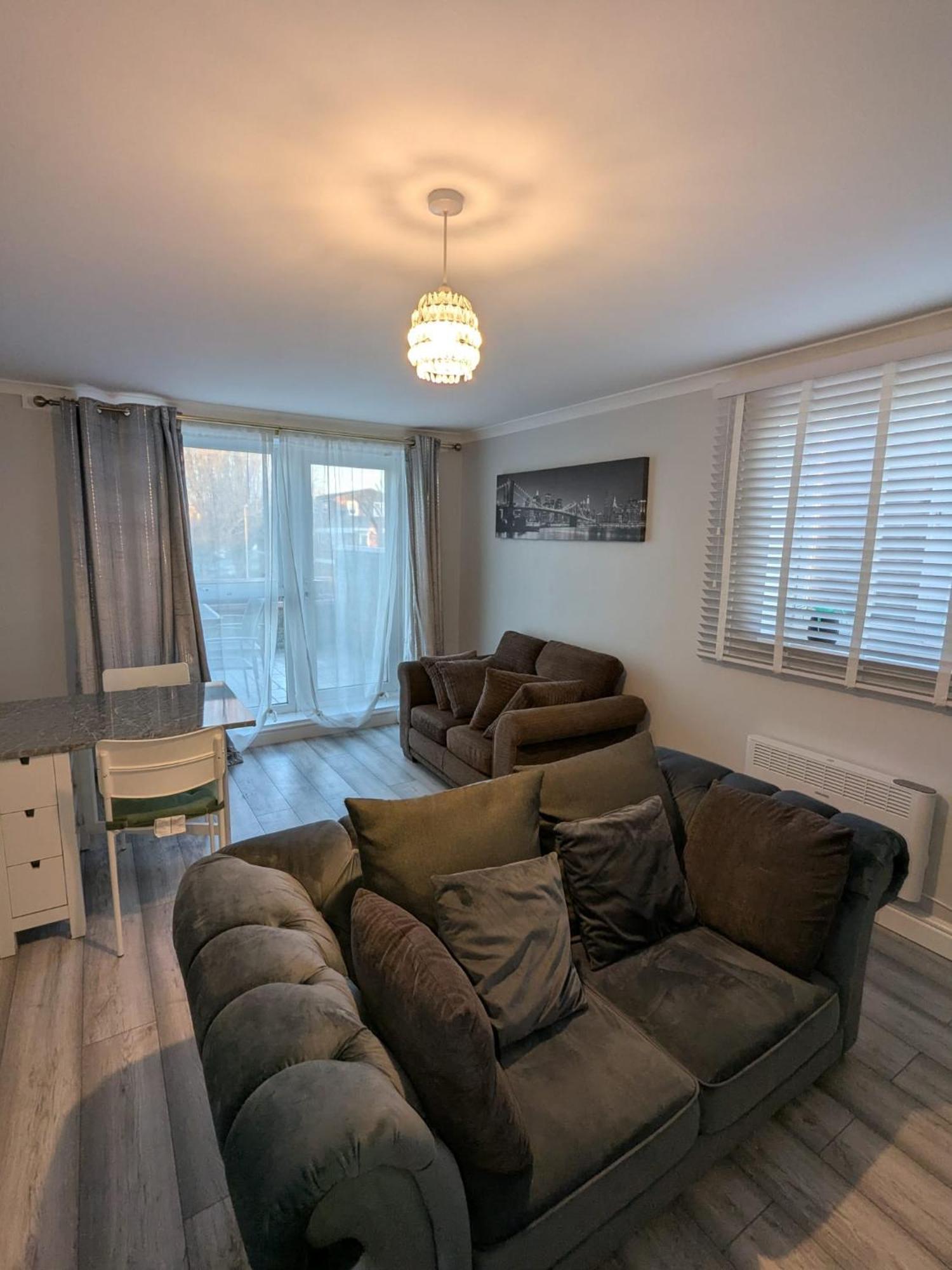 A&A Apartment Basildon Nevendon Bagian luar foto